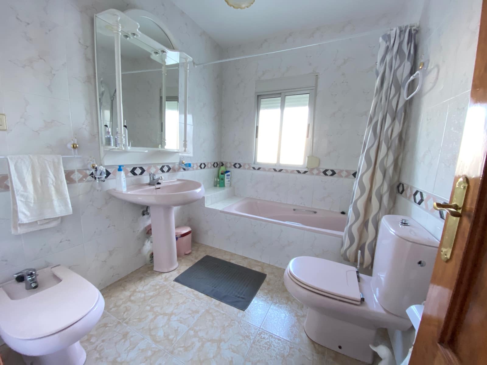 6 bedroom Townhouse for sale in Cuevas del Campo with garage - € 149,995 (Ref: 9909700)