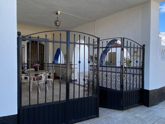 6 bedroom Townhouse for sale in Cuevas del Campo with garage - € 149,995 (Ref: 9909700)