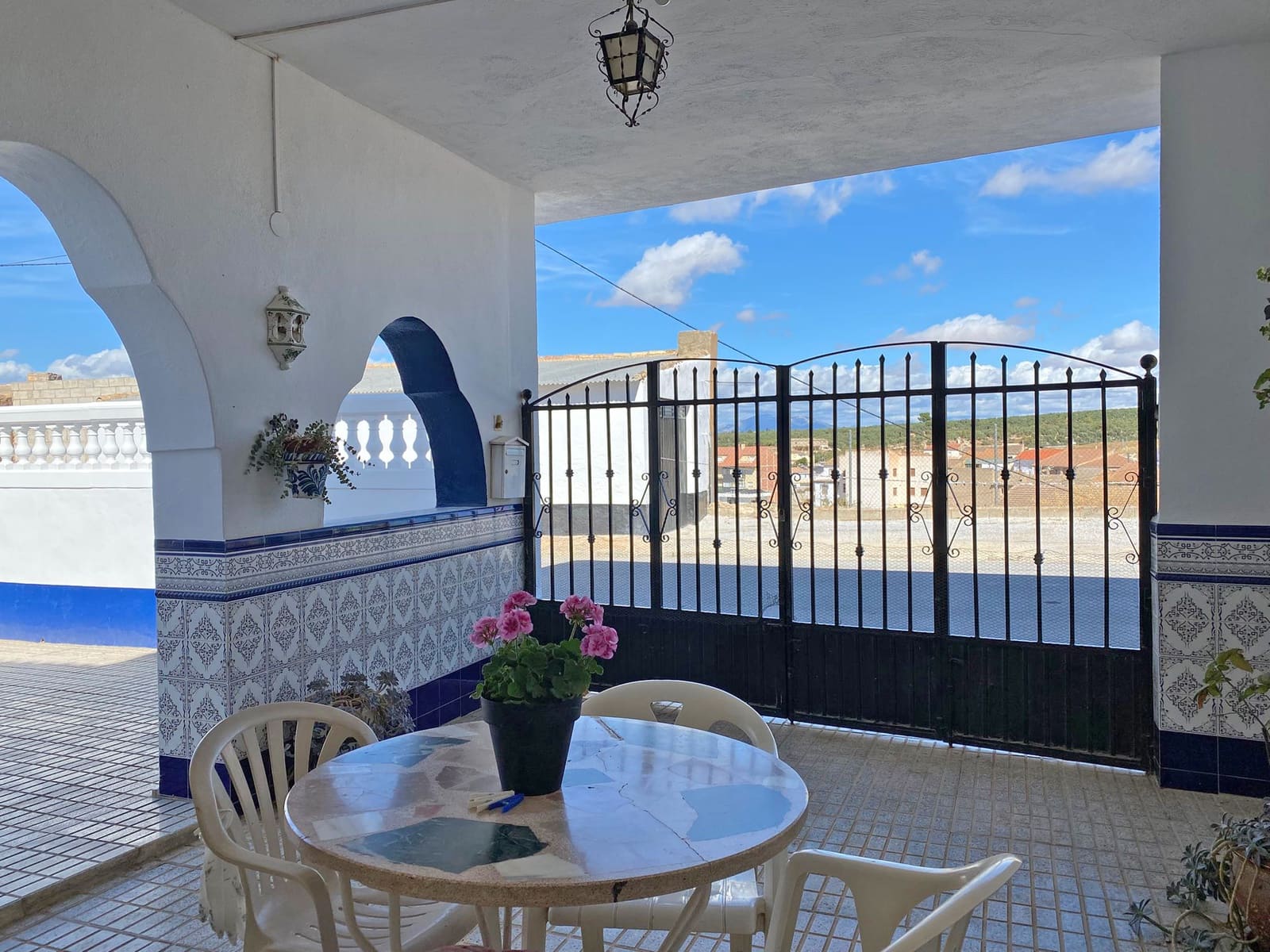 6 bedroom Townhouse for sale in Cuevas del Campo with garage - € 149,995 (Ref: 9909700)