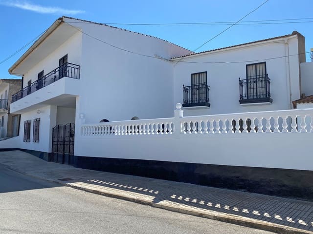 6 bedroom Townhouse for sale in Cuevas del Campo with garage - € 149,995 (Ref: 9909700)