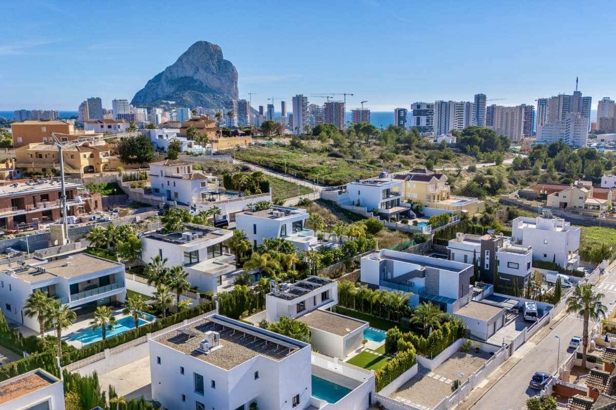 Chalet de 2 habitaciones en Calpe / Calp en venta con piscina - 990.000 € (Ref: 9924879)