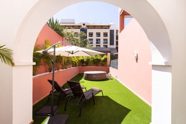 2 soveværelse Lejlighed til salg i Playa del Duque, Adeje med swimmingpool garage - € 750.000 (Ref: 9991857)