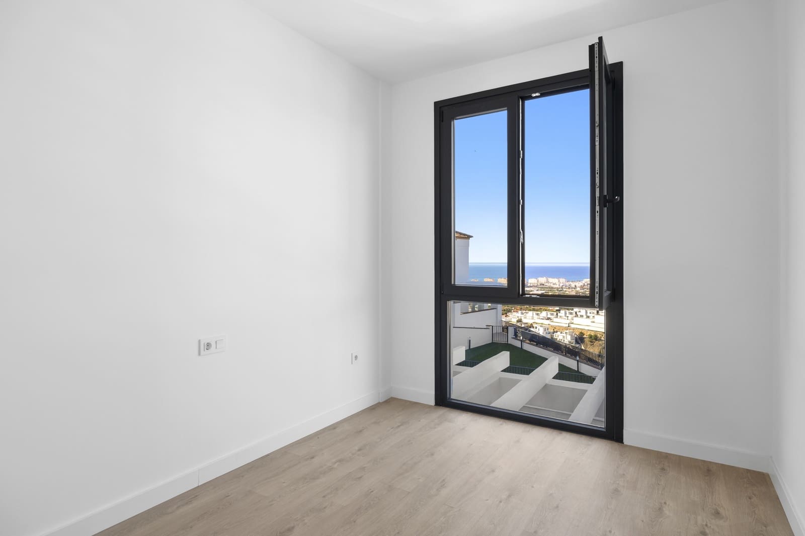 2 makuuhuone Omakotitalo myytävänä paikassa Torrox-Costa mukana uima-altaan 
autotalli - 347 000 € (Ref: 9965572)