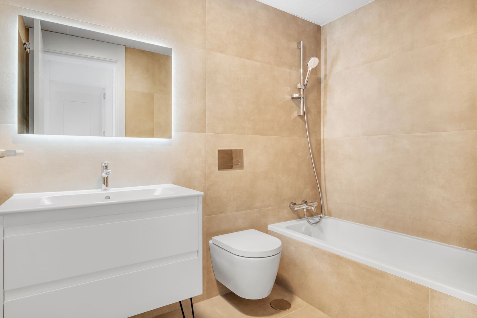 2 sypialnia Apartament na sprzedaż w Torremolinos z basenem garażem - 975 000 € (Ref: 9965706)