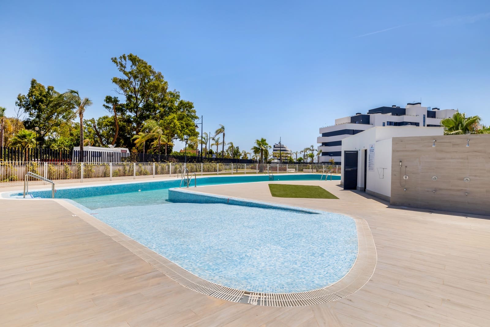 2 slaapkamer Appartement te koop in Torremolinos met zwembad garage - € 695.000 (Ref: 9965707)
