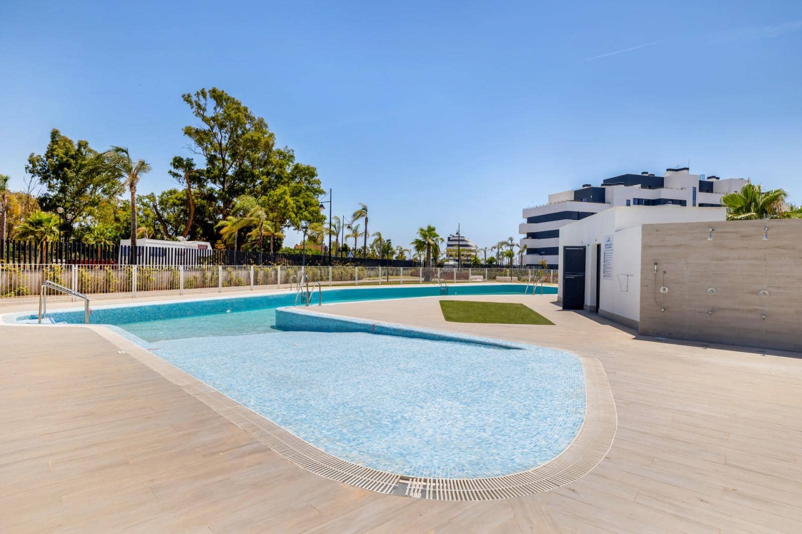 2 slaapkamer Appartement te koop in Torremolinos met zwembad garage - € 695.000 (Ref: 9965707)