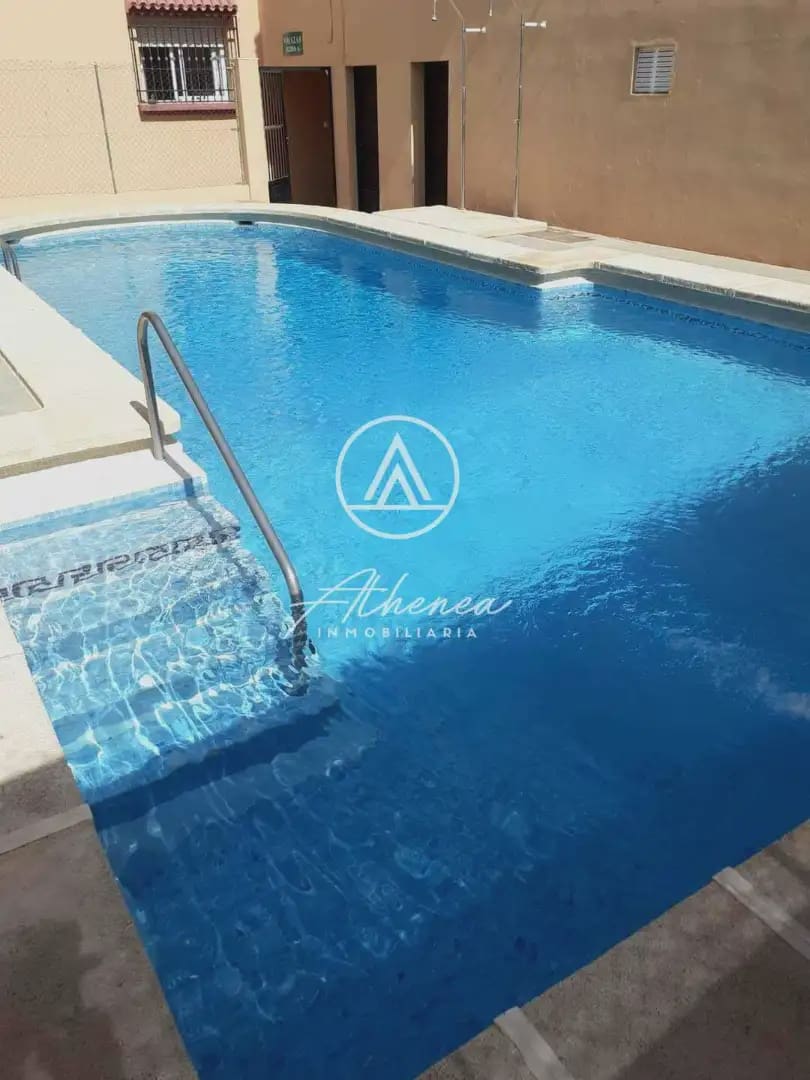 Piso de 2 habitaciones en Roquetas de Mar en venta con piscina - 160.000 € (Ref: 9938632)