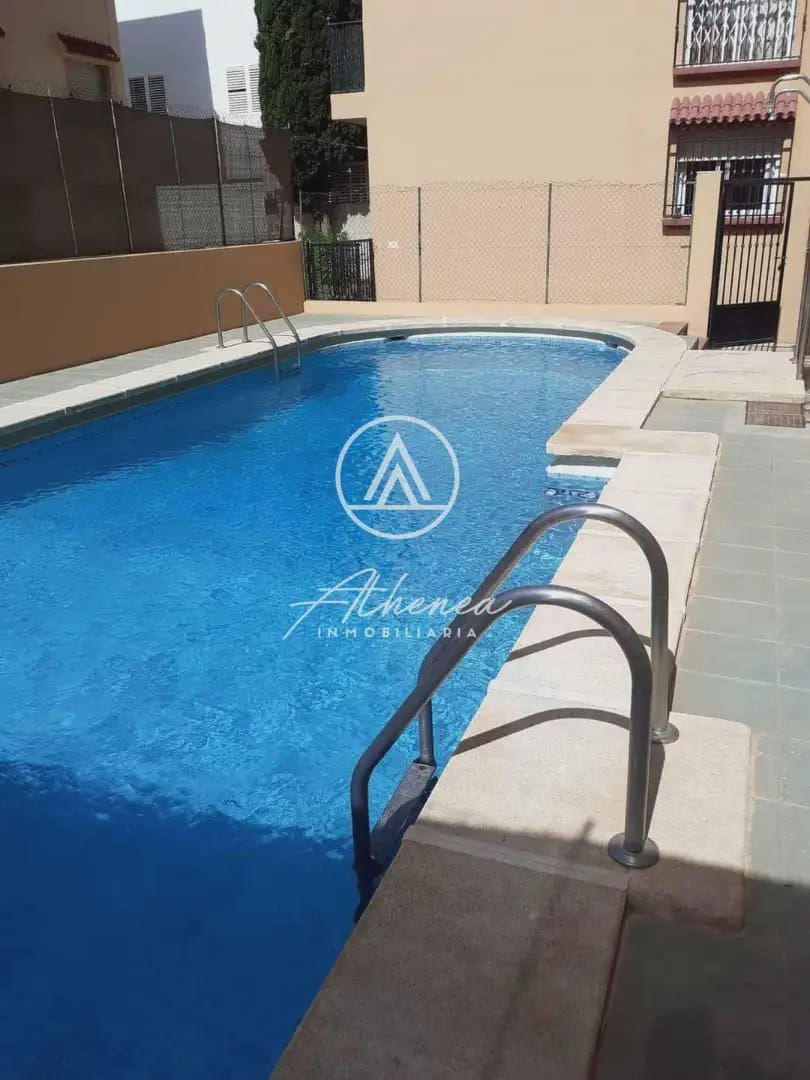 Piso de 2 habitaciones en Roquetas de Mar en venta con piscina - 160.000 € (Ref: 9938632)