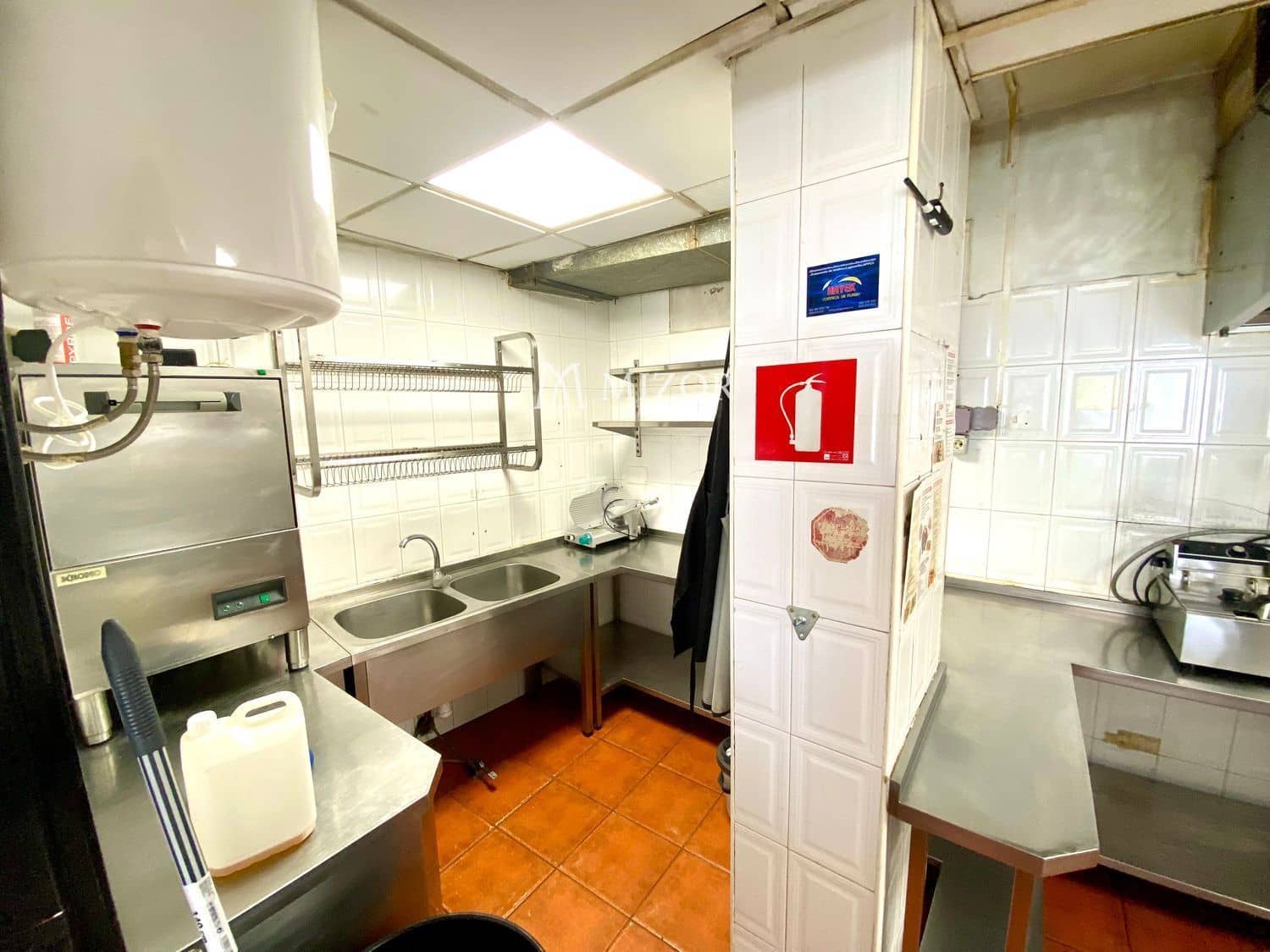 Kaupallinen myytävänä paikassa Adeje - 360 000 € (Ref: 10169374)