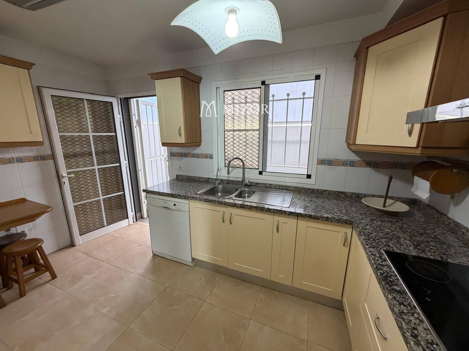 3 sypialnia Dom na sprzedaż w San Miguel de Abona z basenem garażem - 360 000 € (Ref: 9944258)