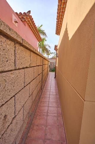 Chalet de 3 habitaciones en Arona en venta con piscina garaje - 550.000 € (Ref: 9944261)