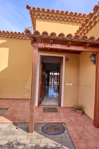 Chalet de 3 habitaciones en Arona en venta con piscina garaje - 550.000 € (Ref: 9944261)