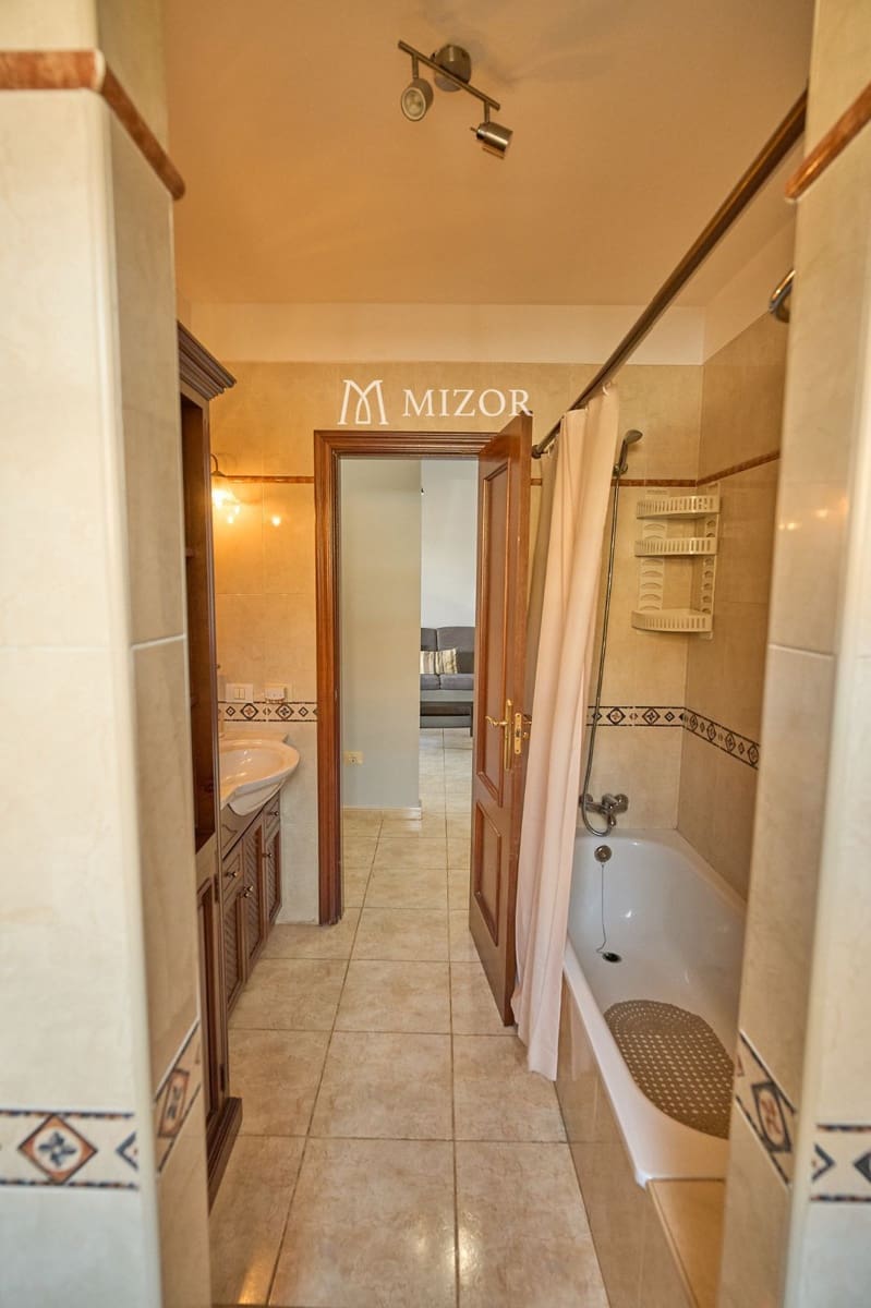 3 chambre Villa/Maison à vendre à Arona avec piscine garage - 550 000 € (Ref: 9944261)