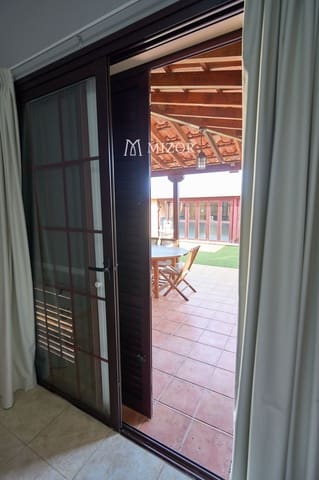 Chalet de 3 habitaciones en Arona en venta con piscina garaje - 550.000 € (Ref: 9944261)