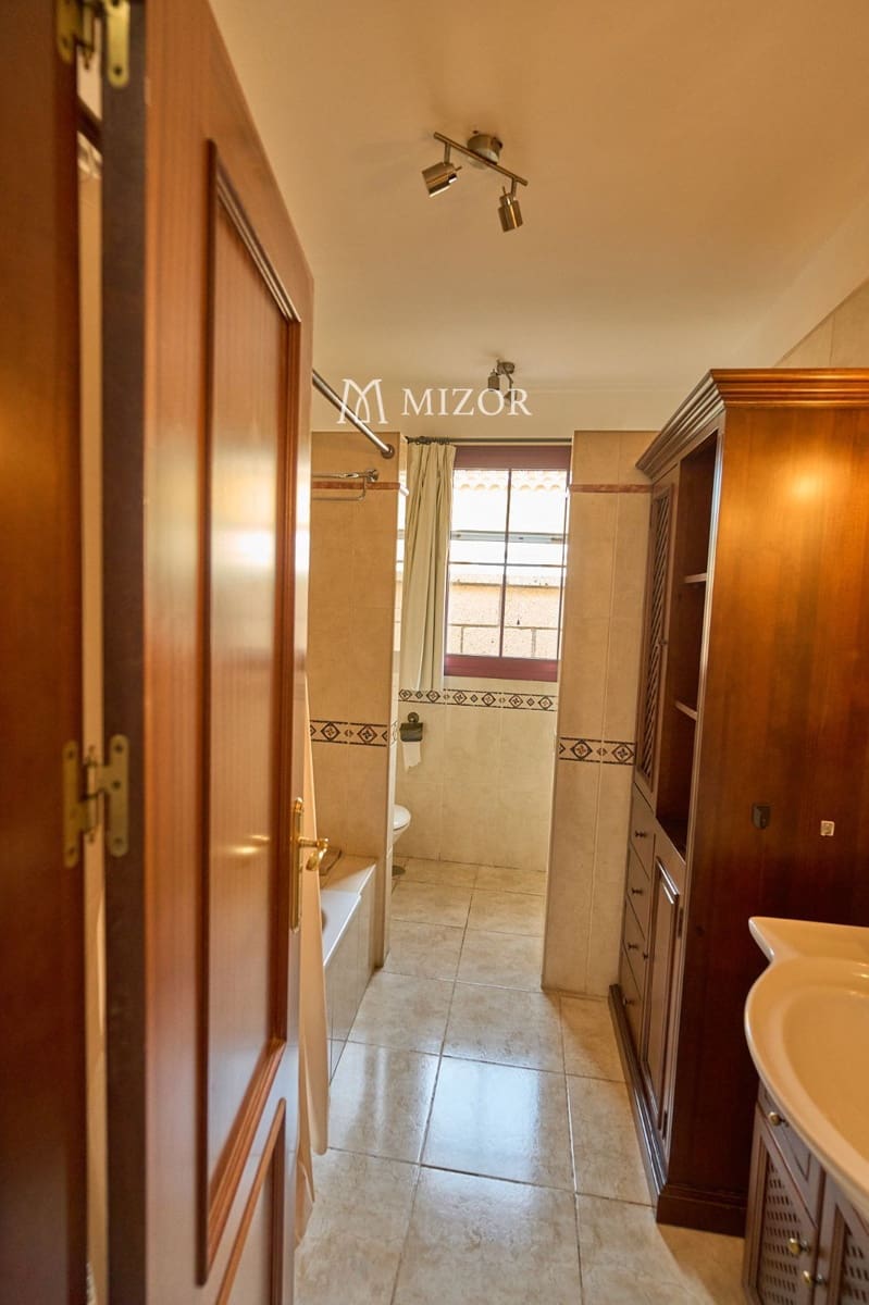 3 chambre Villa/Maison à vendre à Arona avec piscine garage - 550 000 € (Ref: 9944261)