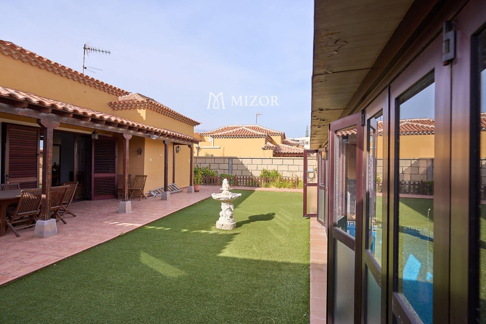 3 chambre Villa/Maison à vendre à Arona avec piscine garage - 550 000 € (Ref: 9944261)