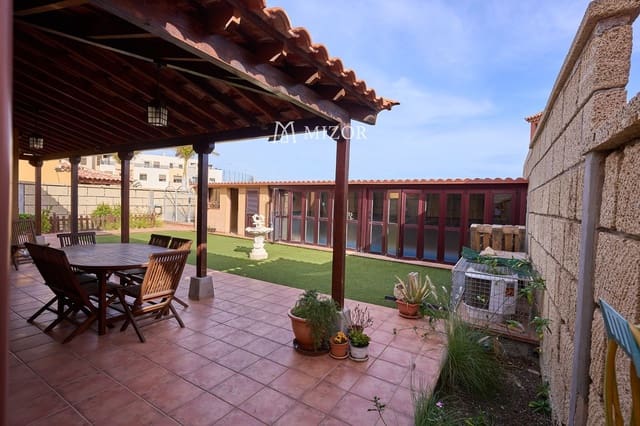 Chalet de 3 habitaciones en Arona en venta con piscina garaje - 550.000 € (Ref: 9944261)