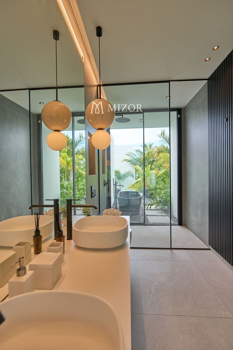 4 soverom Villa til salgs i Guia de Isora med svømmebasseng garasje - € 4 290 000 (Ref: 9944270)