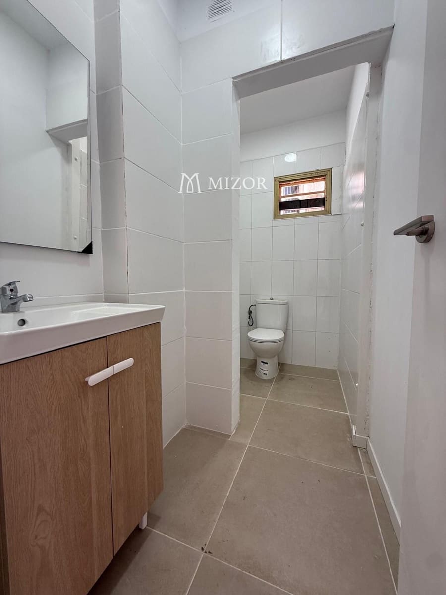 Commercial for sale in Arona - € 250,000 (Ref: 9950624)