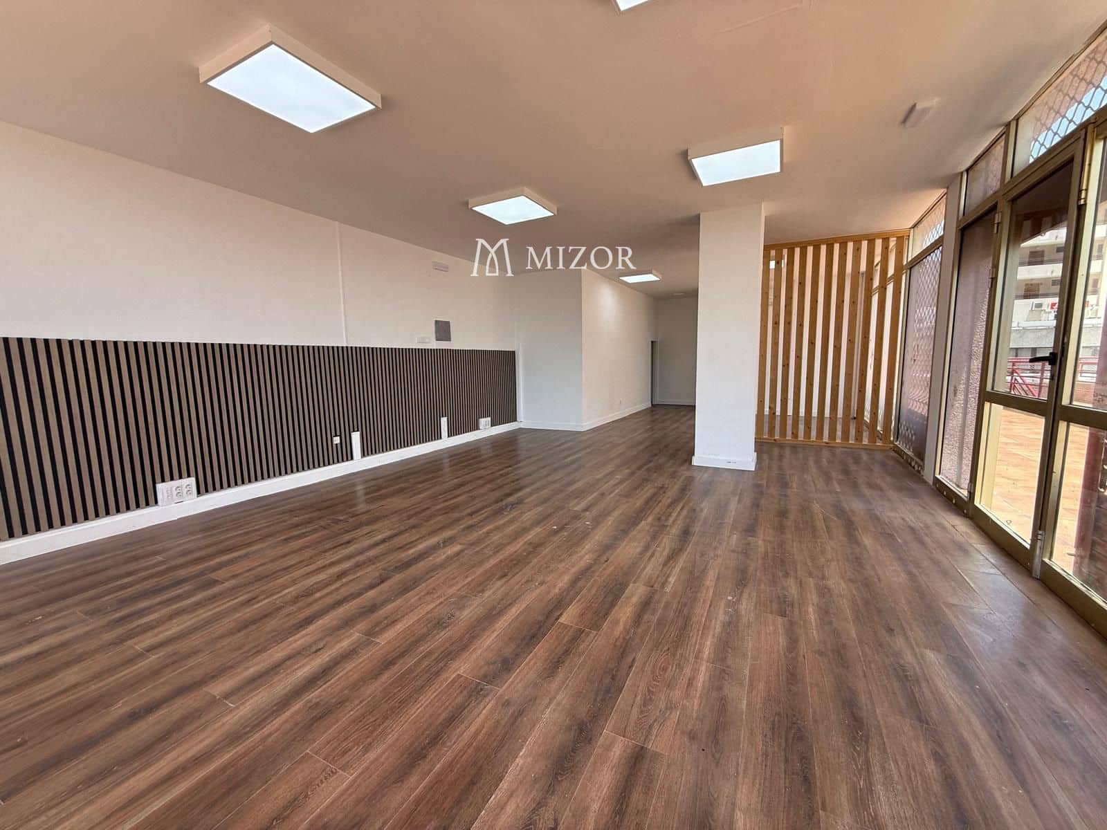 Commercial for sale in Arona - € 250,000 (Ref: 9950624)