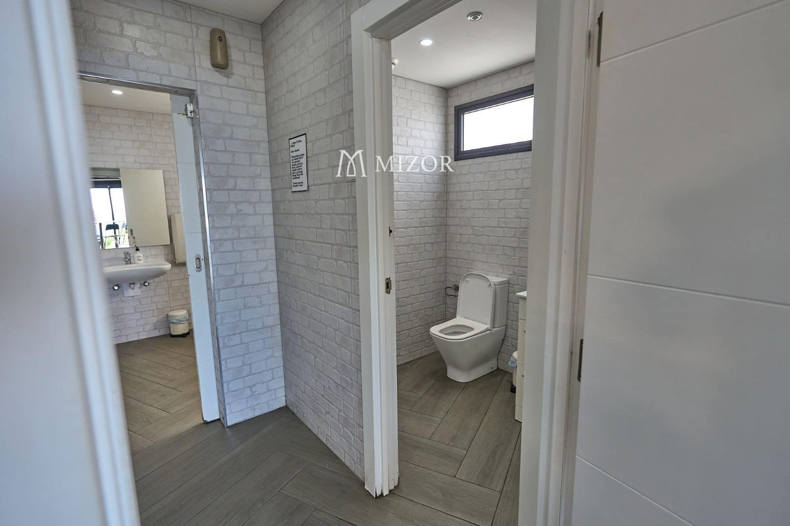 Kommersiell till salu i Arona - 699 000 € (Ref: 9977902)