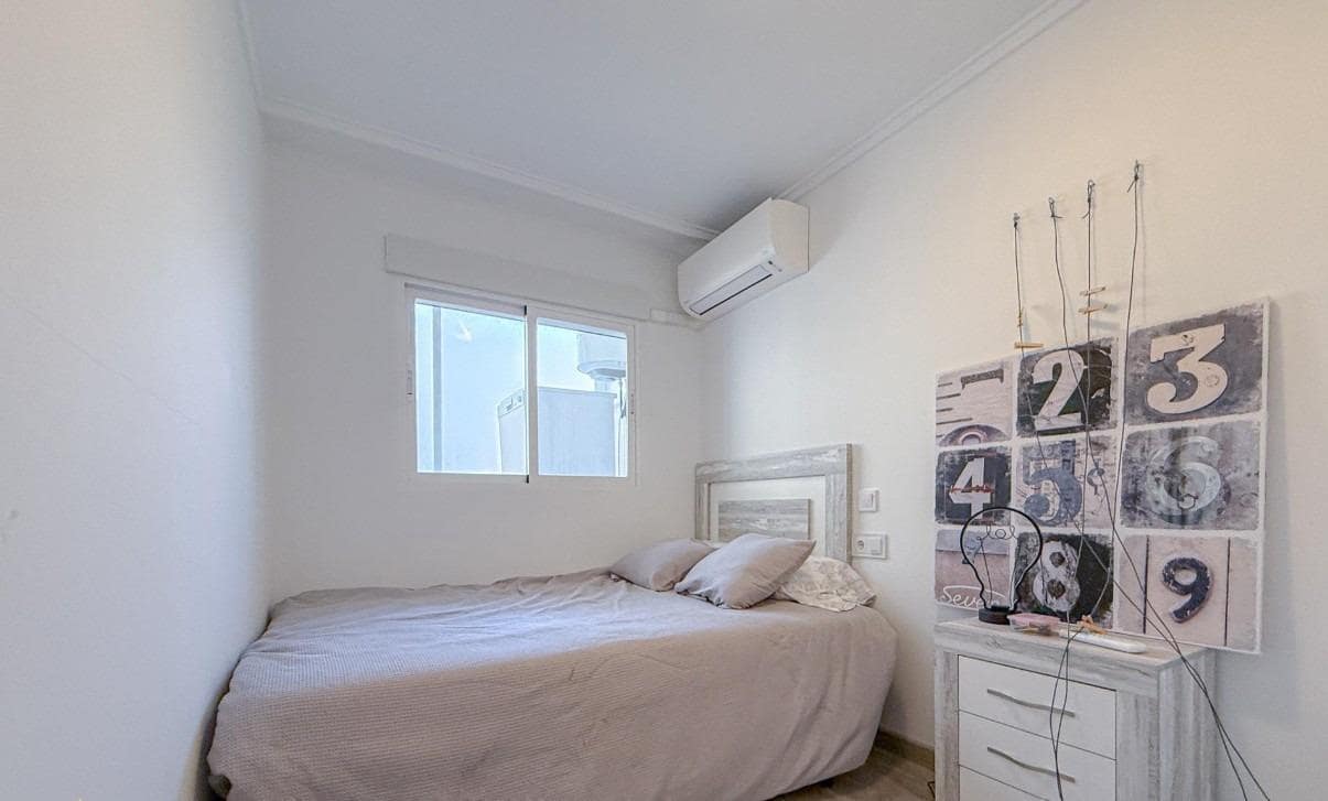 3 soverom Penthouse til salgs i Torrevieja med svømmebasseng - € 270 000 (Ref: 10157922)