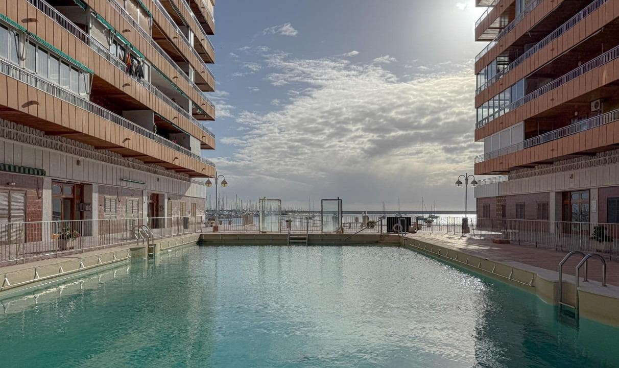 3 soverom Penthouse til salgs i Torrevieja med svømmebasseng - € 270 000 (Ref: 10157922)