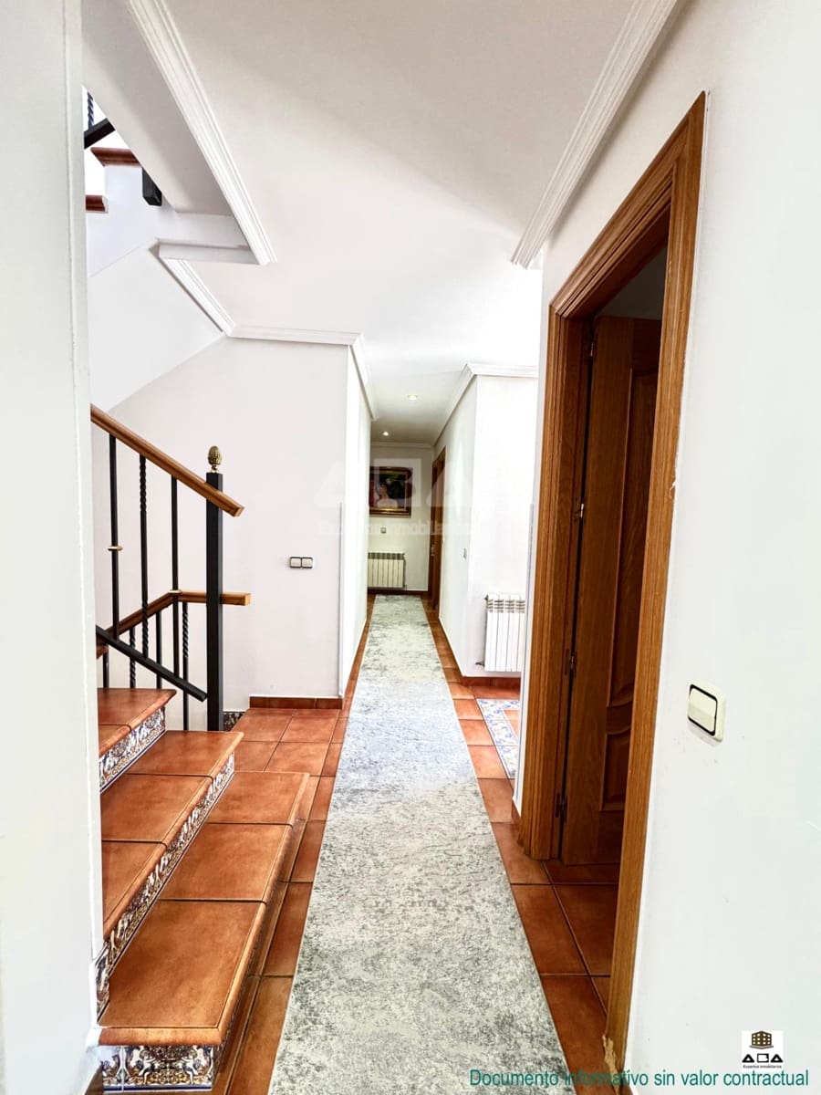 5 quarto Moradia para venda em Villanueva de la Canada com piscina garagem - 875 000 € (Ref: 9945817)