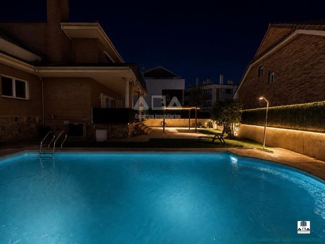 5 Zimmer Villa zu verkaufen in Villanueva de la Cañada mit Pool Garage - 875.000 € (Ref: 9945817)