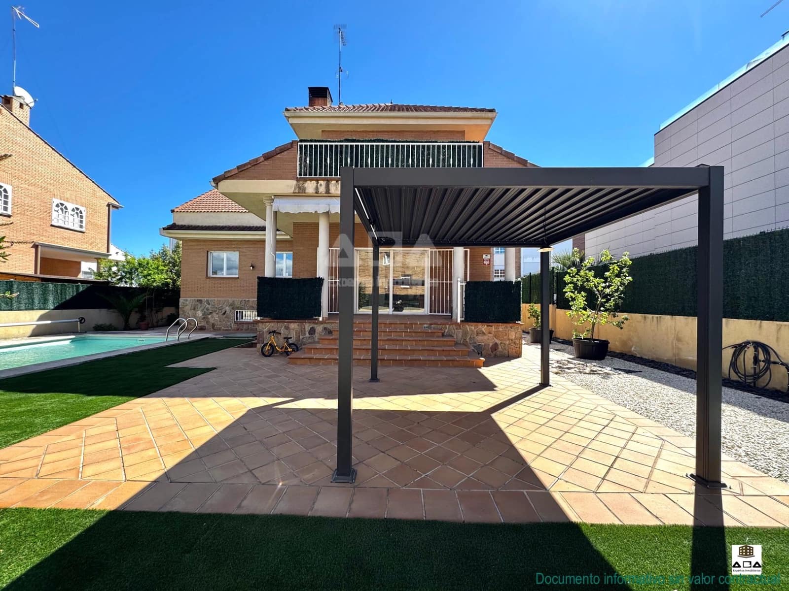 5 quarto Moradia para venda em Villanueva de la Canada com piscina garagem - 875 000 € (Ref: 9945817)