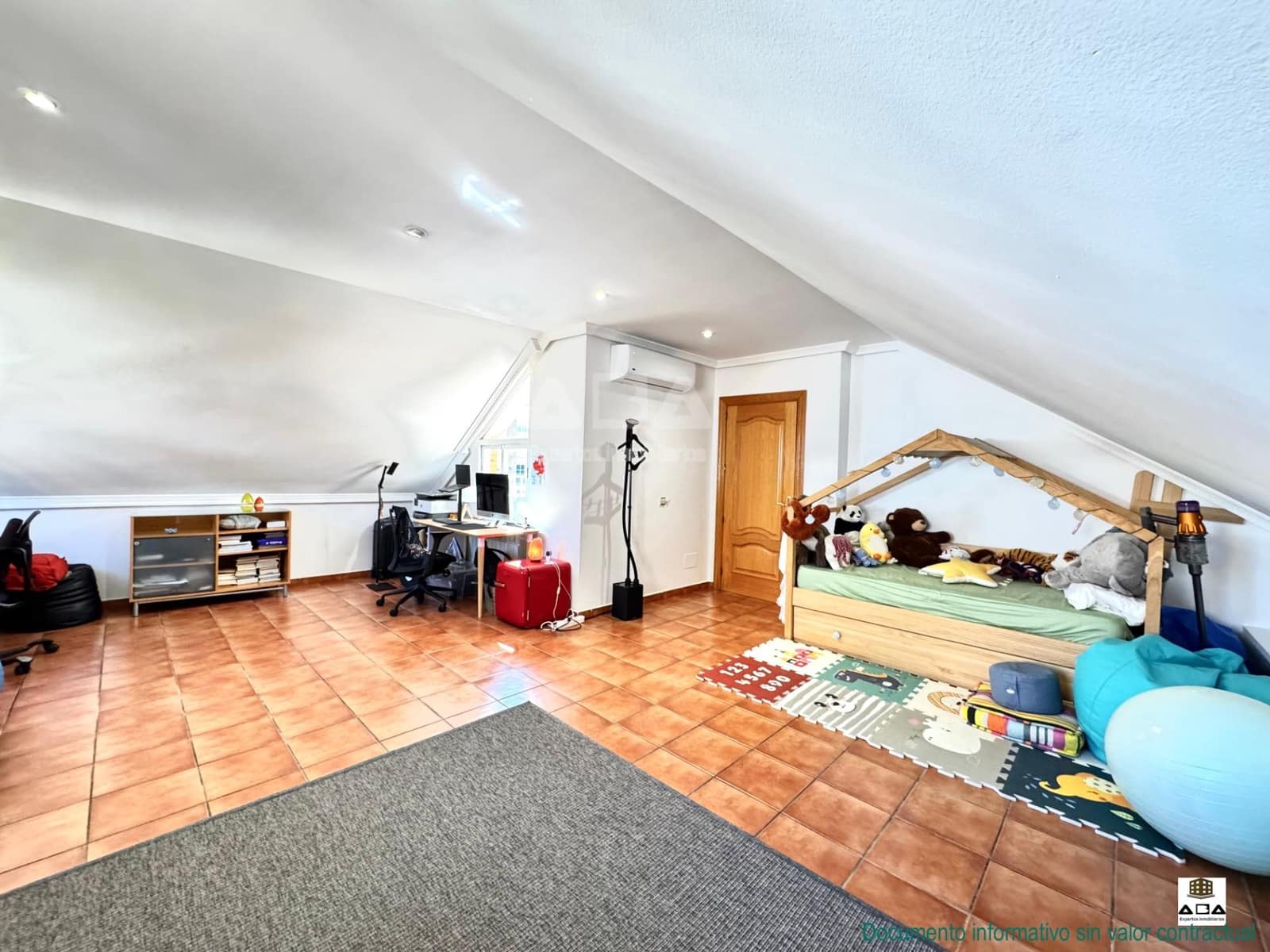 5 quarto Moradia para venda em Villanueva de la Canada com piscina garagem - 875 000 € (Ref: 9945817)