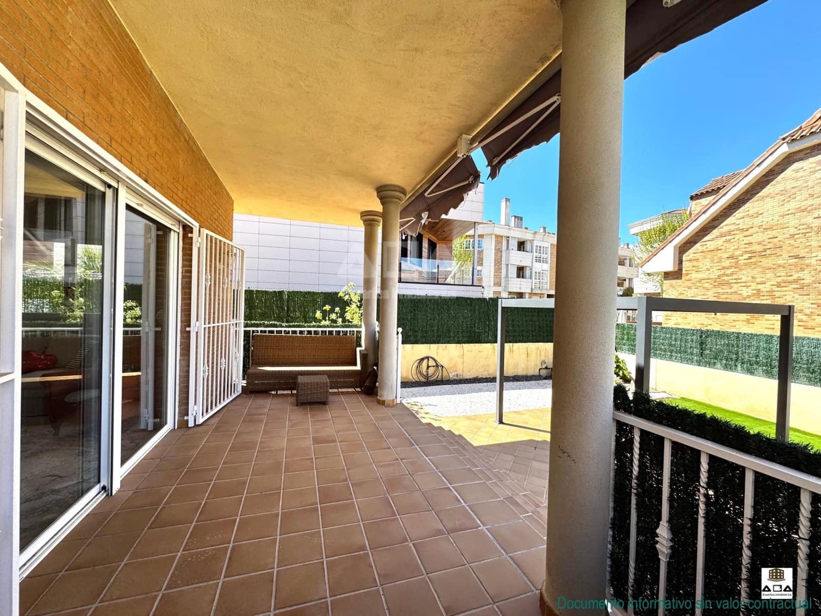 5 quarto Moradia para venda em Villanueva de la Canada com piscina garagem - 875 000 € (Ref: 9945817)