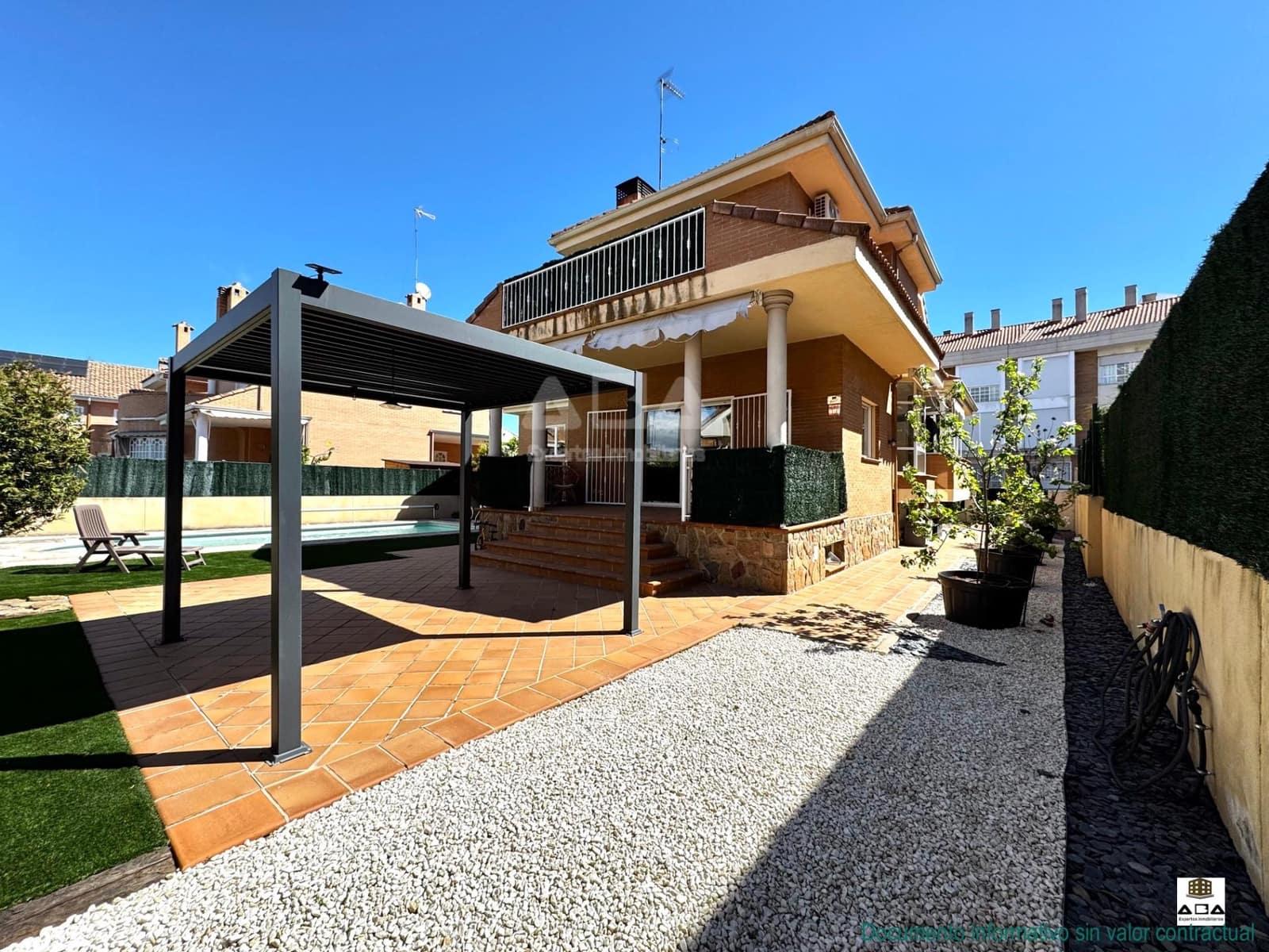 5 quarto Moradia para venda em Villanueva de la Canada com piscina garagem - 875 000 € (Ref: 9945817)