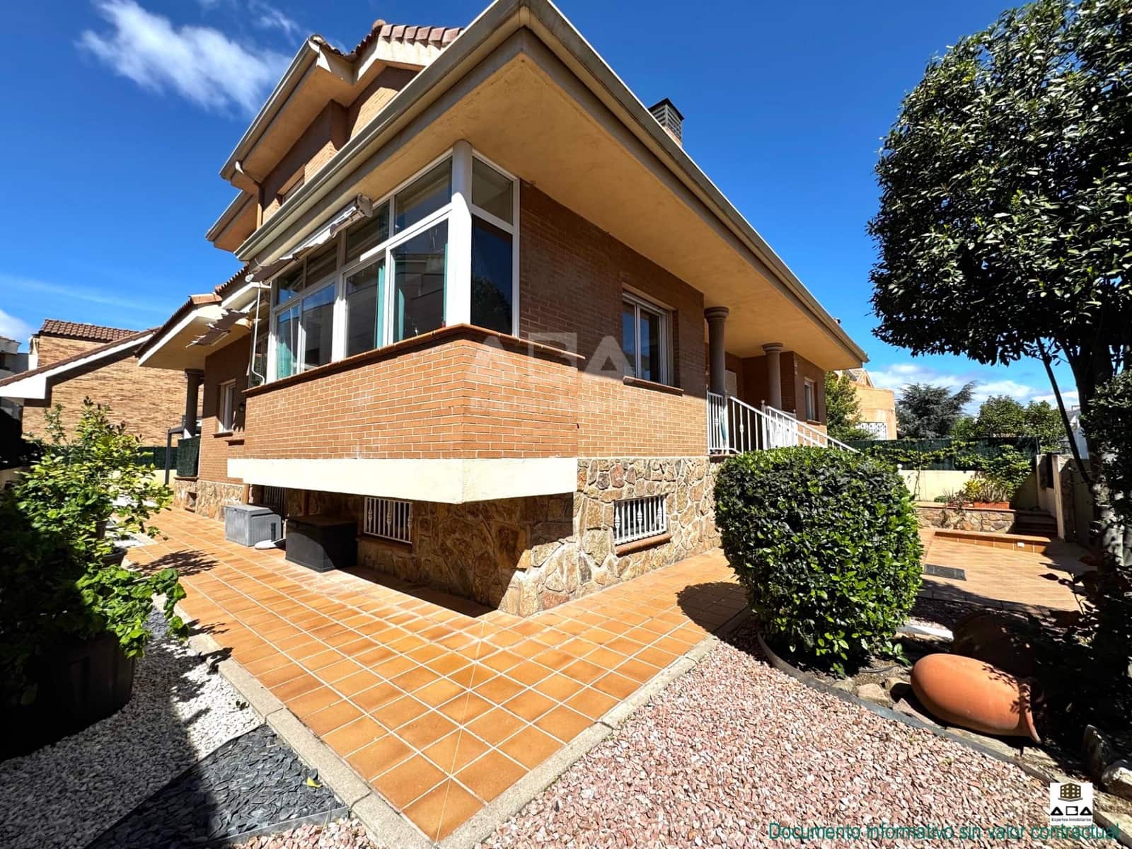 5 quarto Moradia para venda em Villanueva de la Canada com piscina garagem - 875 000 € (Ref: 9945817)