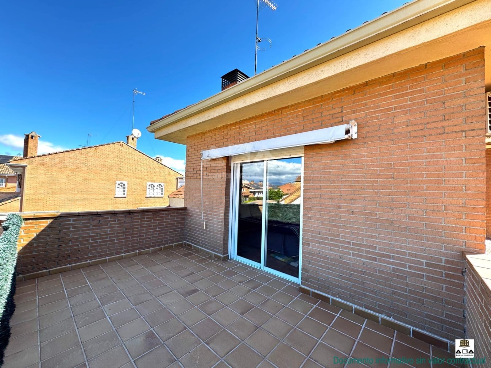 5 quarto Moradia para venda em Villanueva de la Canada com piscina garagem - 875 000 € (Ref: 9945817)