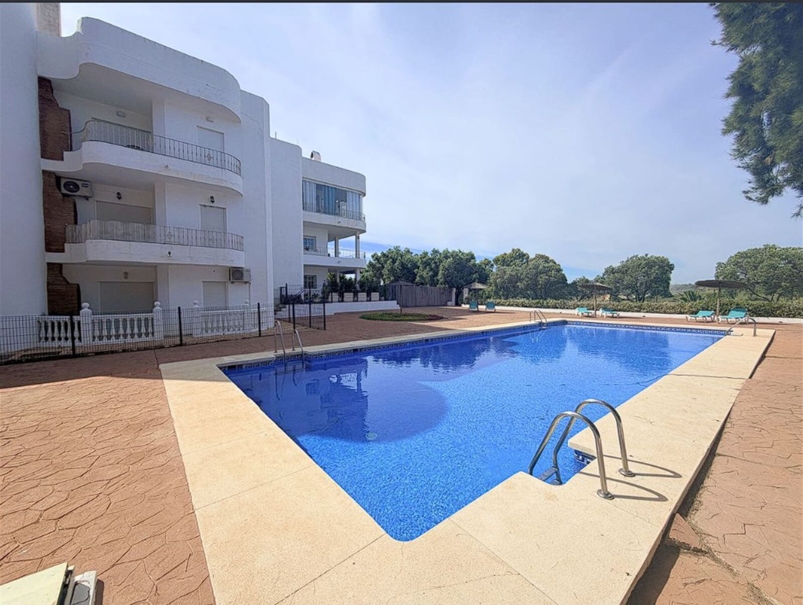 2 makuuhuone Kattohuoneisto myytävänä paikassa Estepona mukana uima-altaan - 450 000 € (Ref: 9993663)
