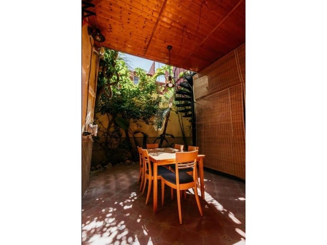 8 soveværelse Semi-Rækkehus til salg i Valencia by - € 879.000 (Ref: 10094009)