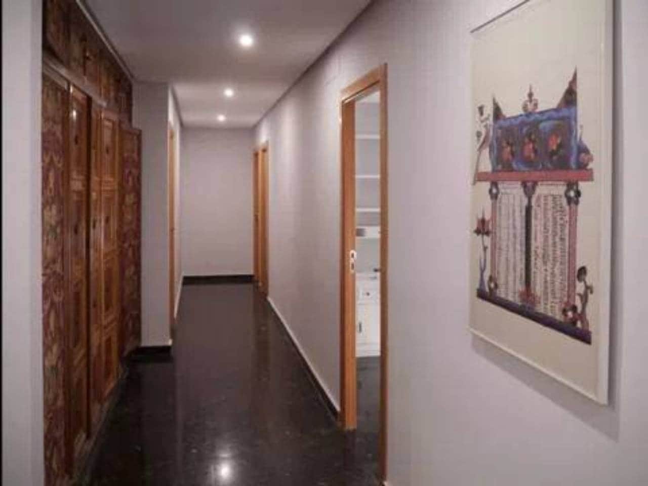 8 slaapkamer Flat te koop in Valencia stad met garage - € 1.300.000 (Ref: 9960226)