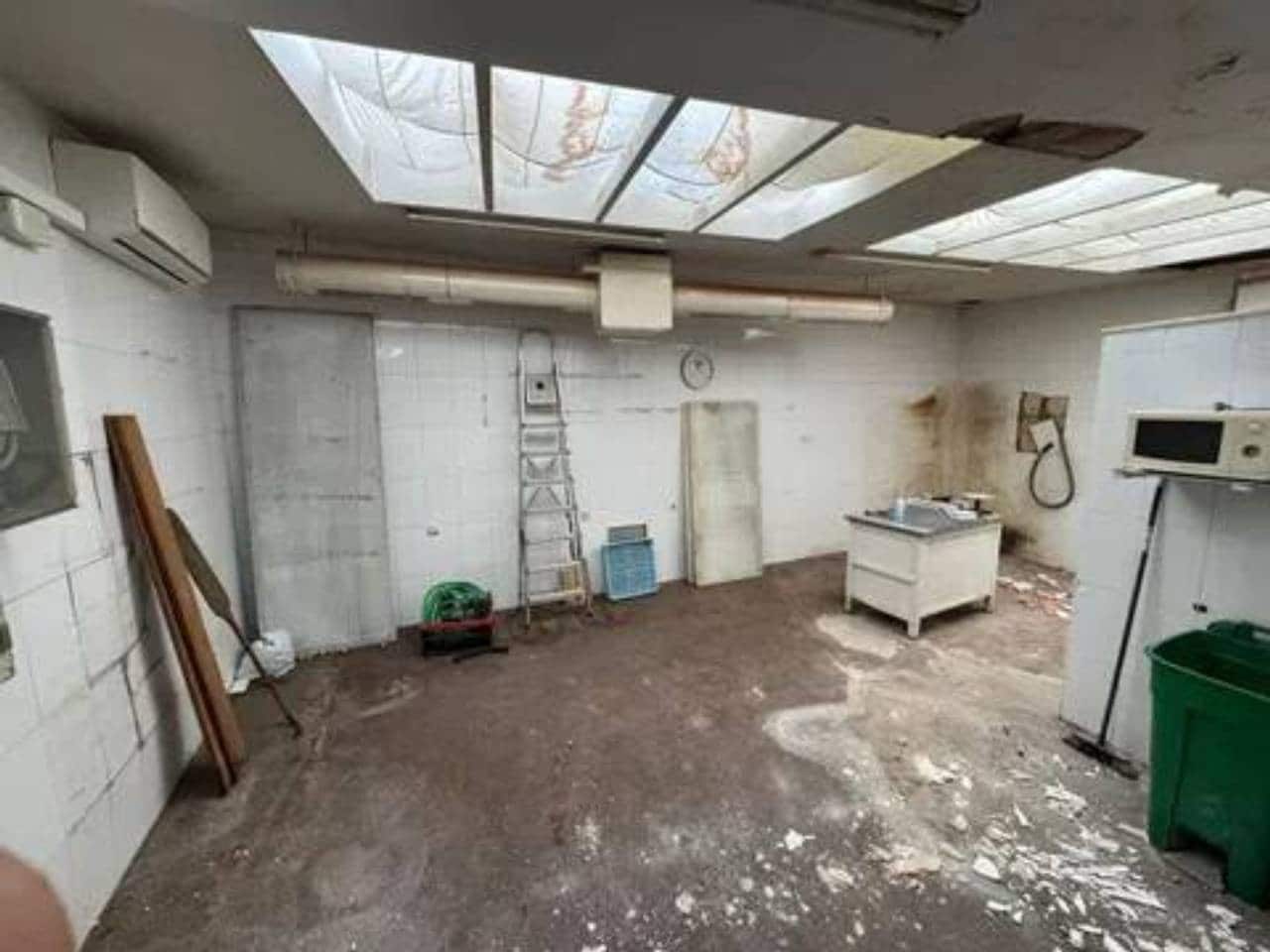Erhverv til leje i Valencia by - € 2.200 (Ref: 9960231)