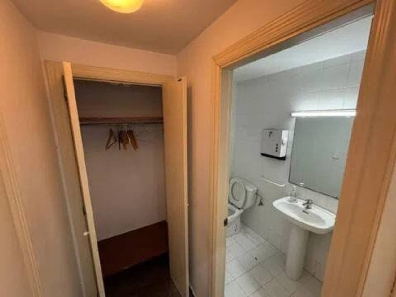 Erhverv til leje i Valencia by - € 2.200 (Ref: 9960245)