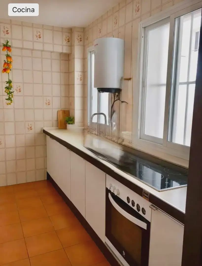3 Zimmer Wohnung zu vermieten in Malaga Stadt mit Garage - 1.300 € (Ref: 9994660)