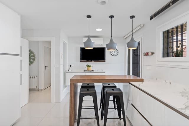 3 makuuhuone Rivitalo vuokrattavana paikassa Churriana de la Vega mukana 
autotalli - 2 100 € (Ref: 9944556)