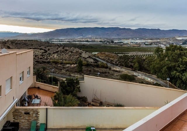 3 soveværelse Semi-Rækkehus til salg i Almería by med garage - € 390.000 (Ref: 9955522)