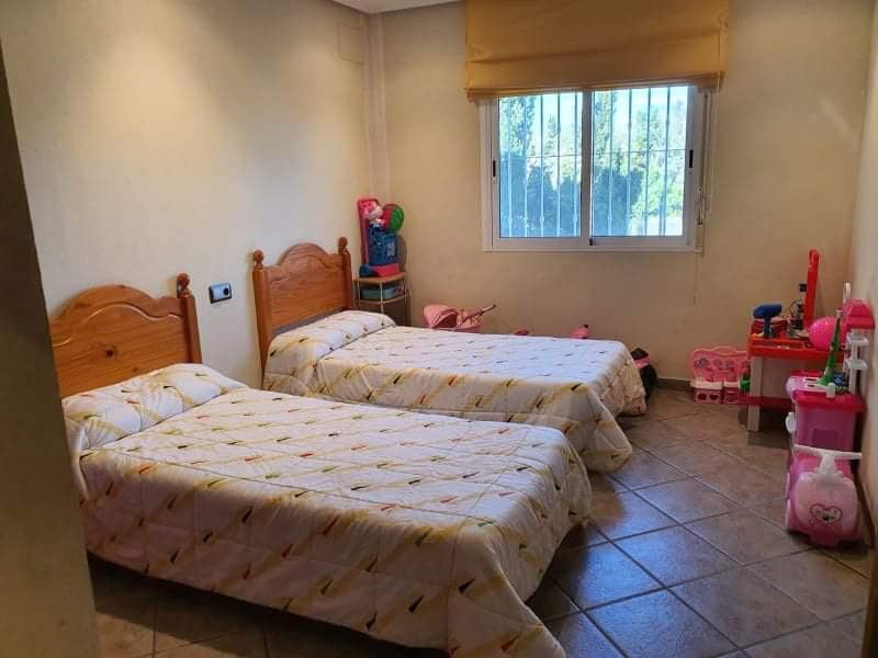 5 soverom Villa til salgs i Alicante by med svømmebasseng garasje - € 520 000 (Ref: 9964376)