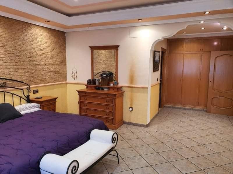 5 soverom Villa til salgs i Alicante by med svømmebasseng garasje - € 520 000 (Ref: 9964376)