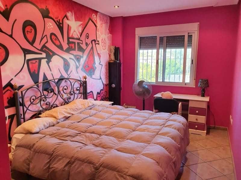 5 soverom Villa til salgs i Alicante by med svømmebasseng garasje - € 520 000 (Ref: 9964376)