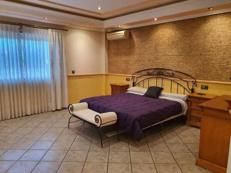 5 soverom Villa til salgs i Alicante by med svømmebasseng garasje - € 520 000 (Ref: 9964376)