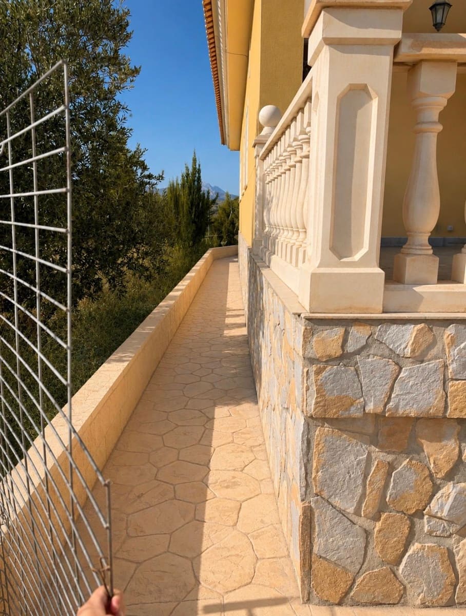 5 soverom Villa til salgs i Alicante by med svømmebasseng garasje - € 520 000 (Ref: 9964376)
