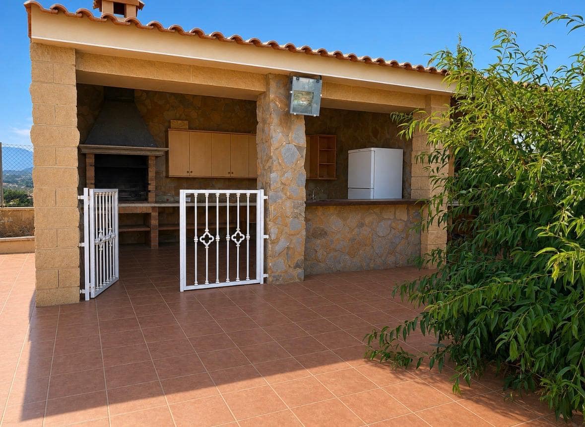5 soverom Villa til salgs i Alicante by med svømmebasseng garasje - € 520 000 (Ref: 9964376)