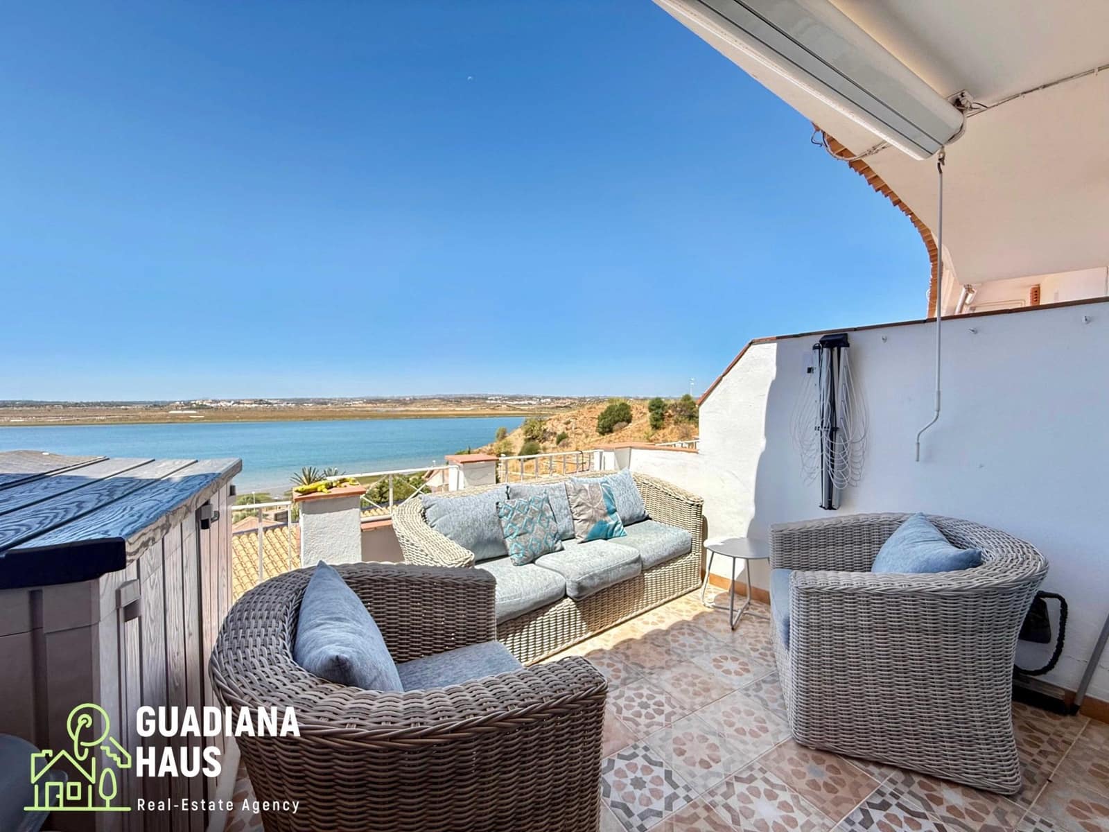 2 slaapkamer Rijtjeshuis te koop in Ayamonte met zwembad garage - € 325.000 (Ref: 10078544)
